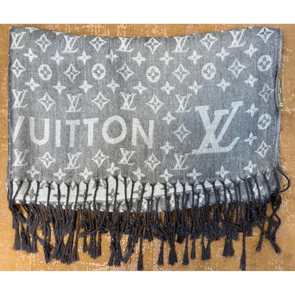 Flat $200 Sale Louis Vuitton Grey Monogram 100% Wool Scarf Made in Italy Fringe